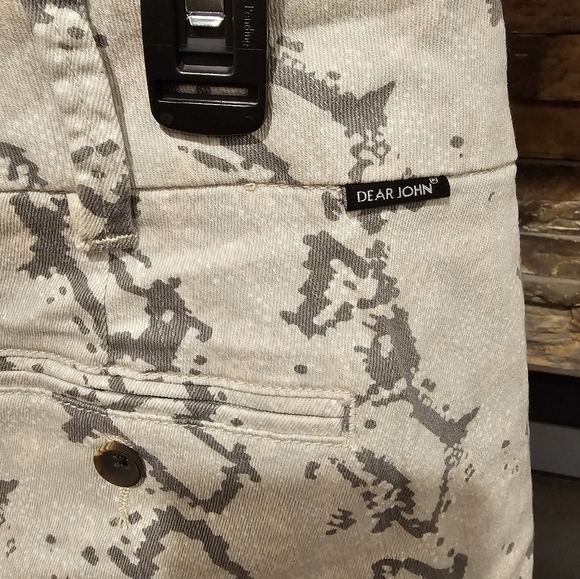 Dear John Size 31 Dress Shorts White/Grey snake print pattern like. - Picture 4 of 6